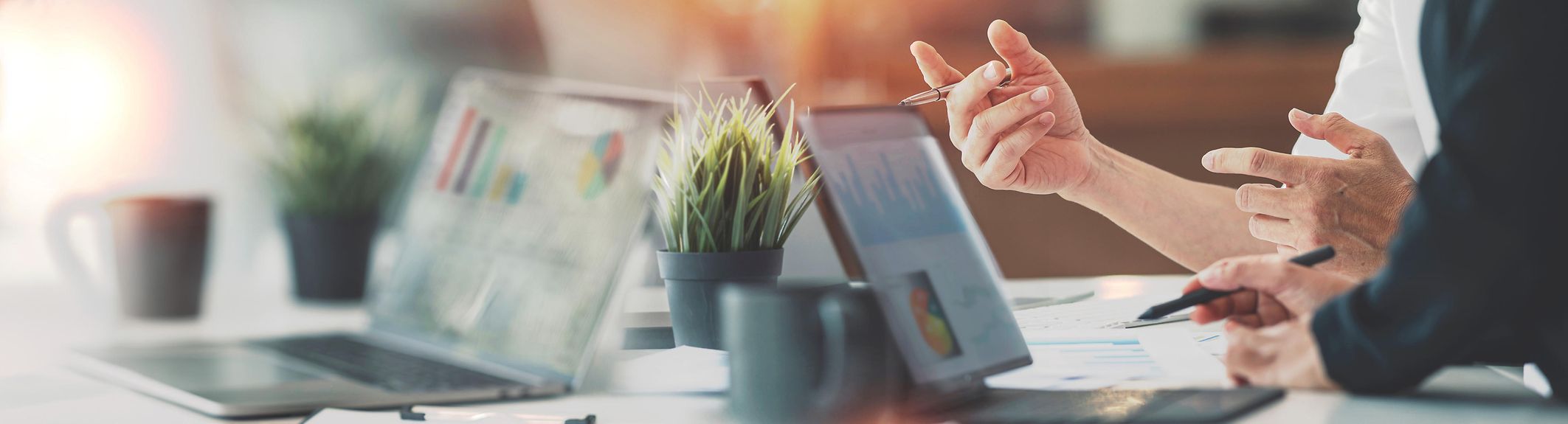 Mann und Frau mit Gepäck am Bahnsteig